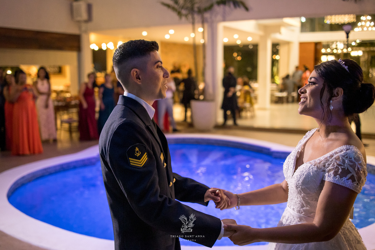 Noivos dançando festa de casamento