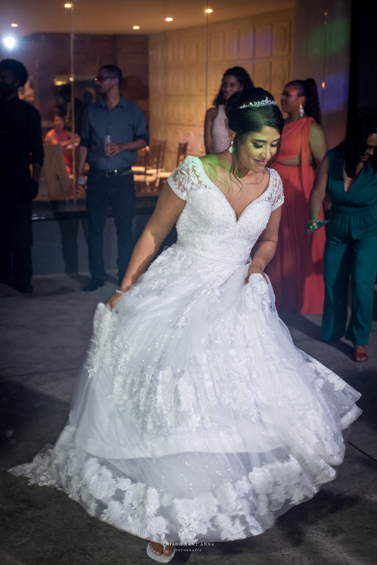 Noiva dançando festa de casamento