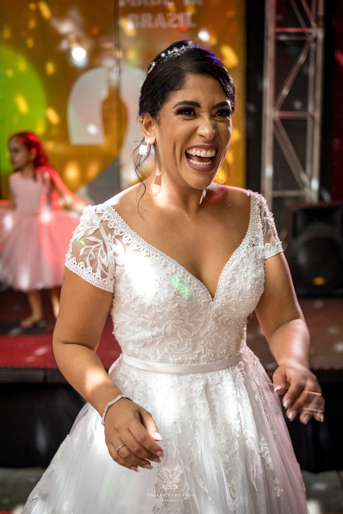 Noiva dançando festa de casamento