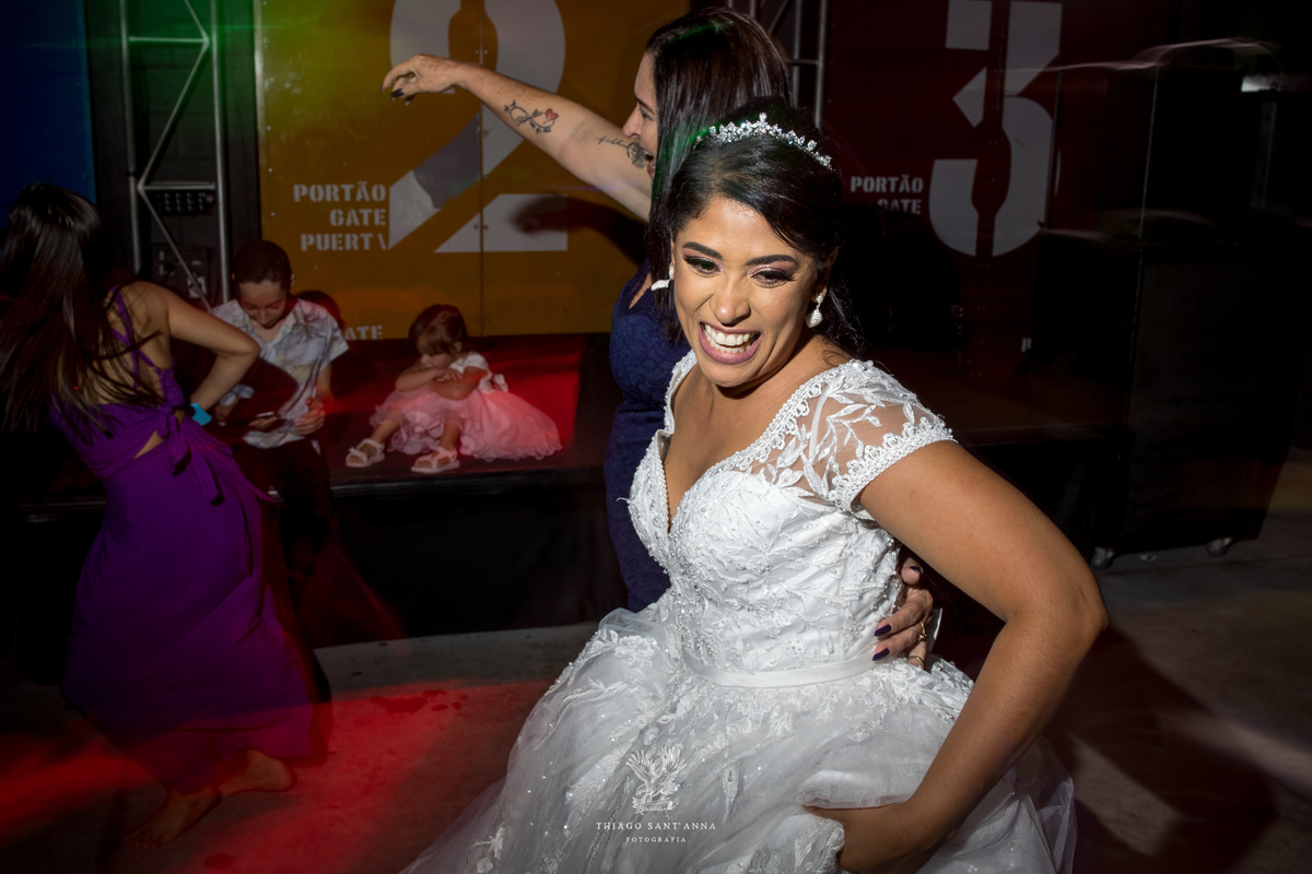 Noiva dançando festa de casamento