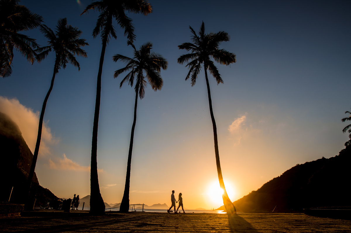 Ensaio pré wedding ambiente externo paisagem praia por do sol