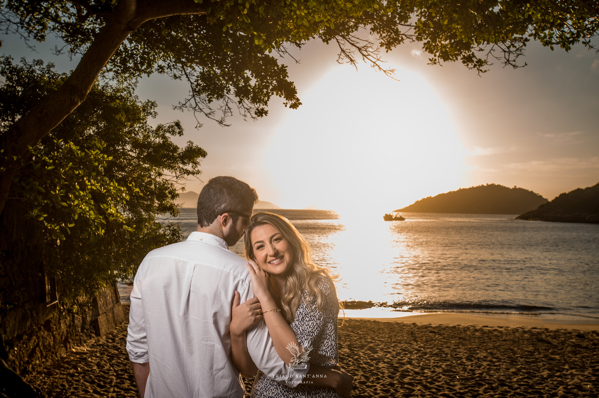 Ensaio pré wedding ambiente externo paisagem praia por do sol