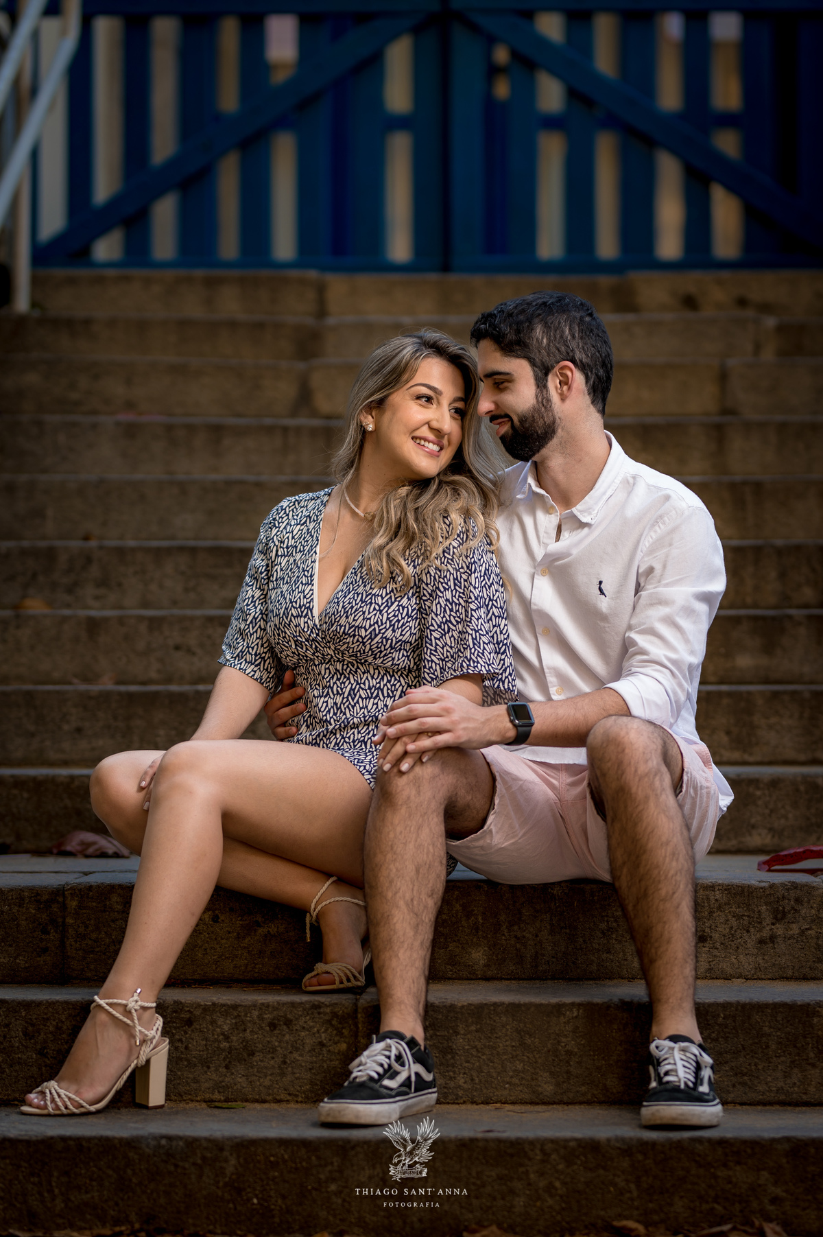 Ensaio pré wedding ambiente externo escadaria