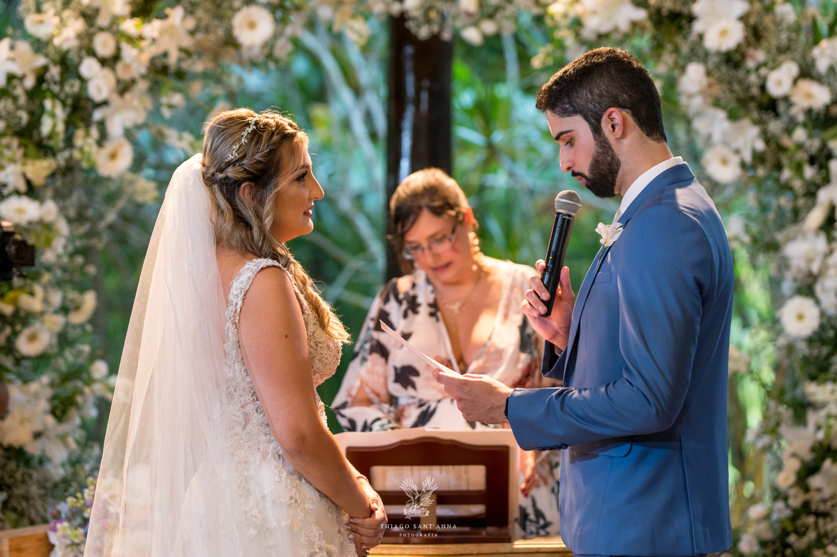 Noivos no altar noivo lê seus votos
