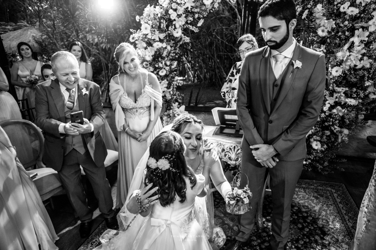 Entrada dama de honra noivos no altar preto e branco