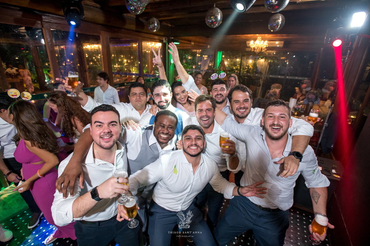 Noivo e padrinhos pista de dança