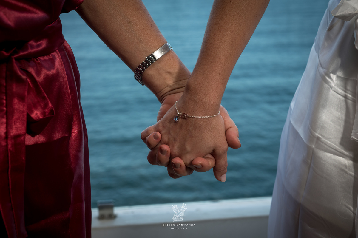 Making of da noiva mãos dadas com sua mãe