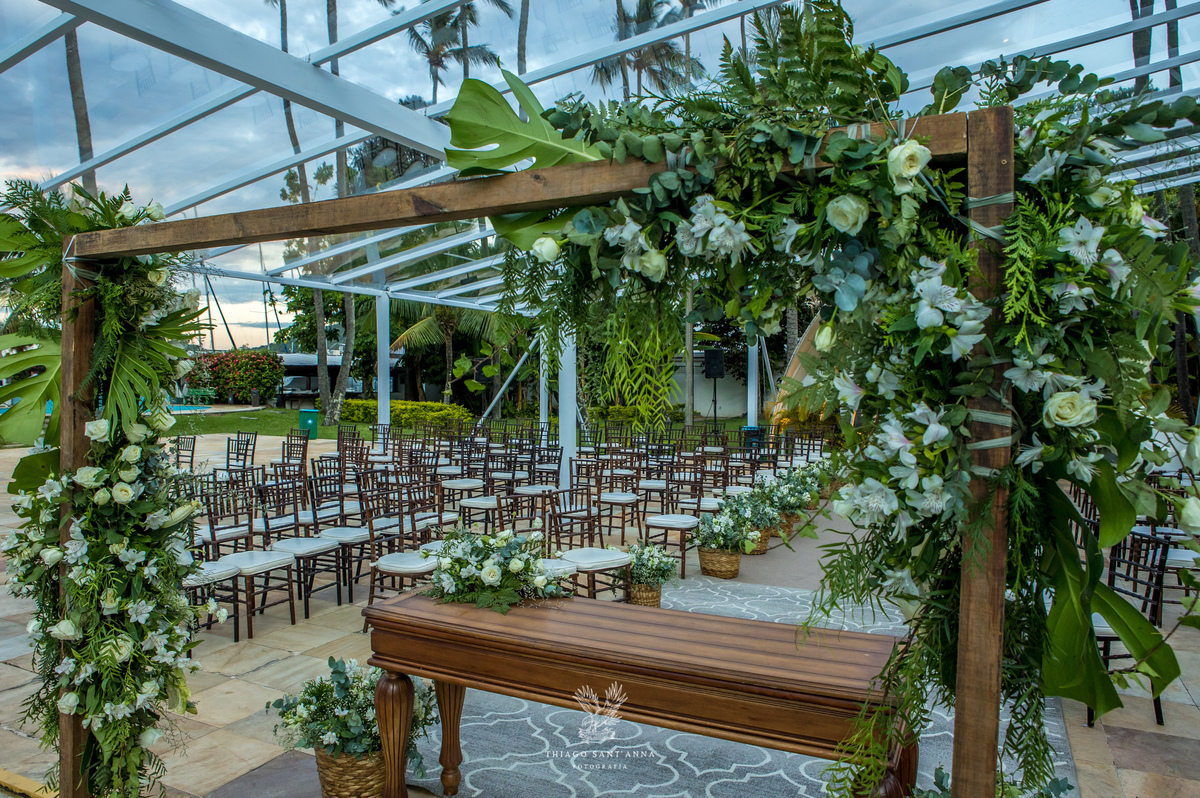 Local da cerimônia cadeiras mesa arco