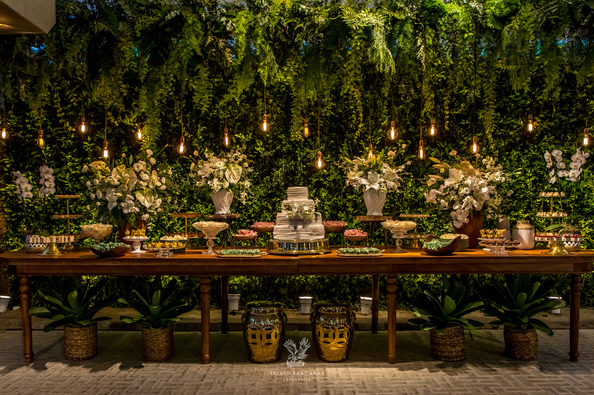 Mesa do bolo decoração plantas bolo branco