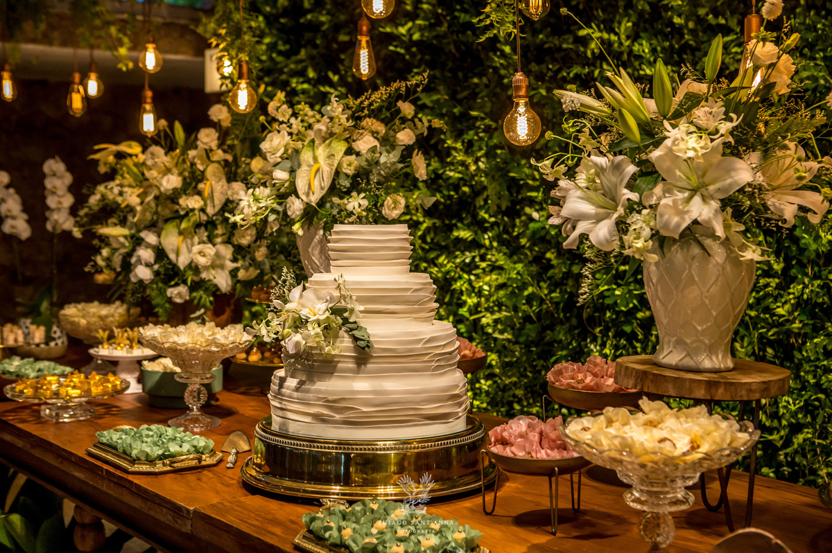 Mesa do bolo decoração plantas bolo branco