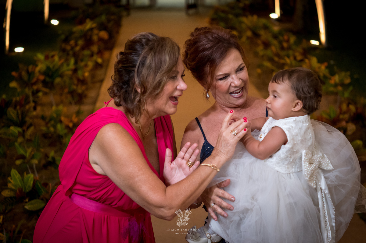 mães dos noivos com bebê pequena dama de honra