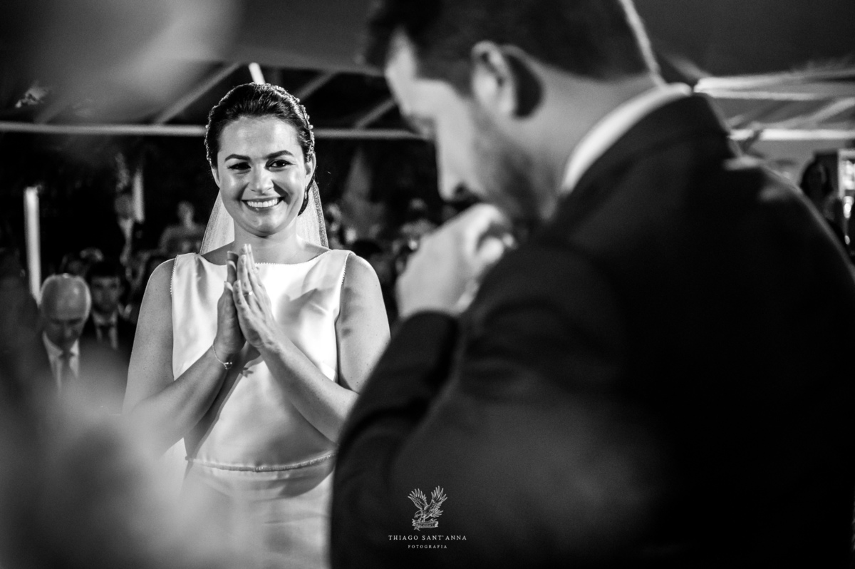 noivos no altar preto e branco