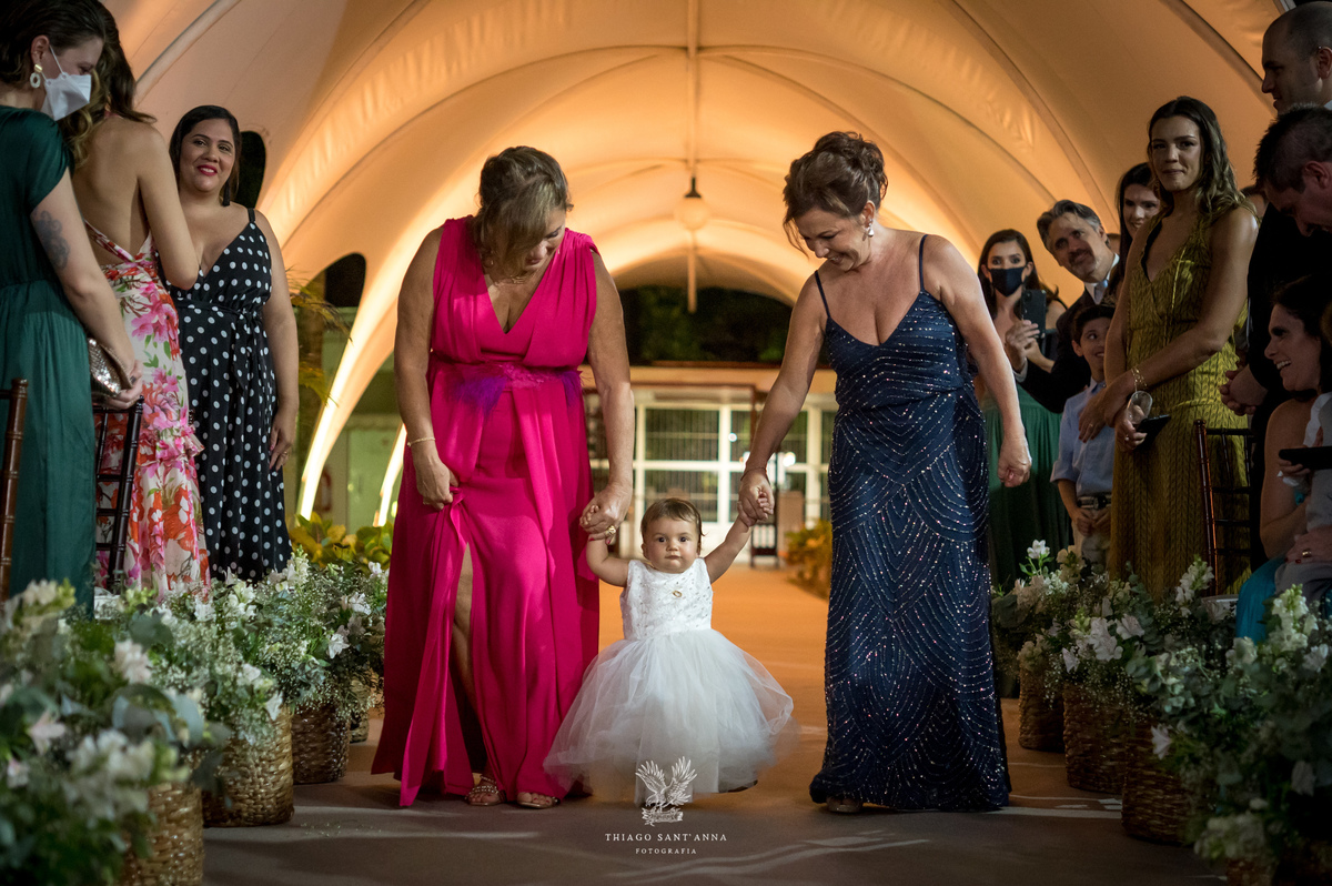 mães dos noivos com bebê pequena dama de honra