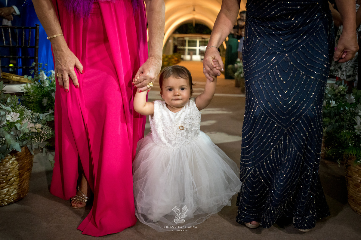 mães dos noivos com bebê pequena dama de honra
