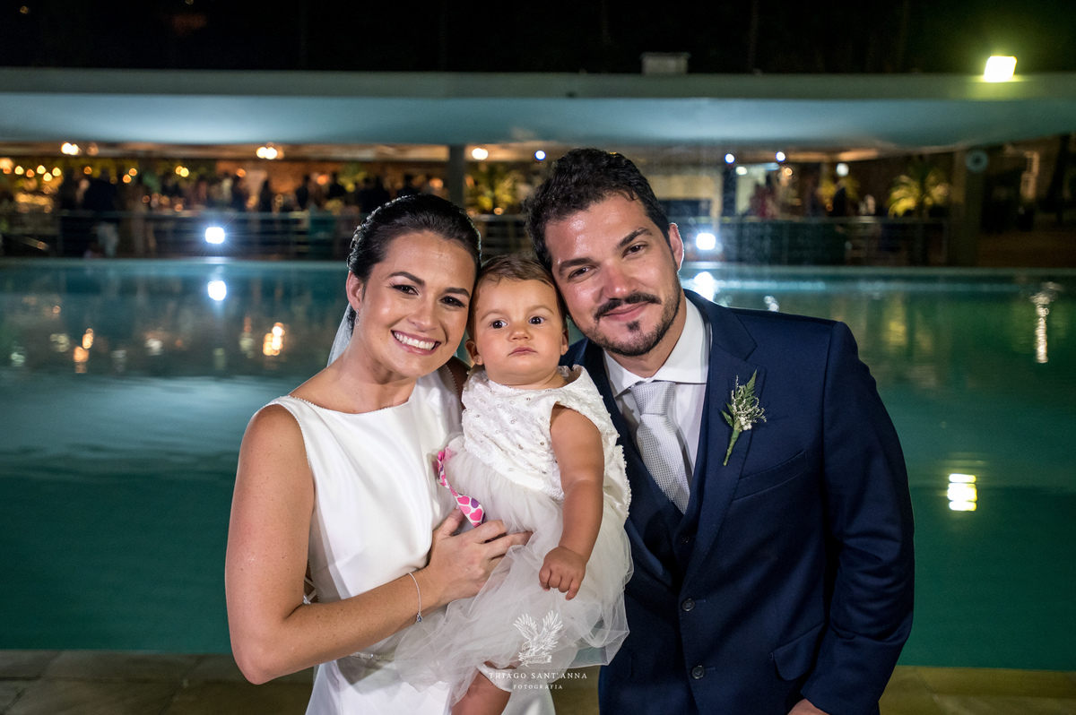 noivos com bebê dama de honra