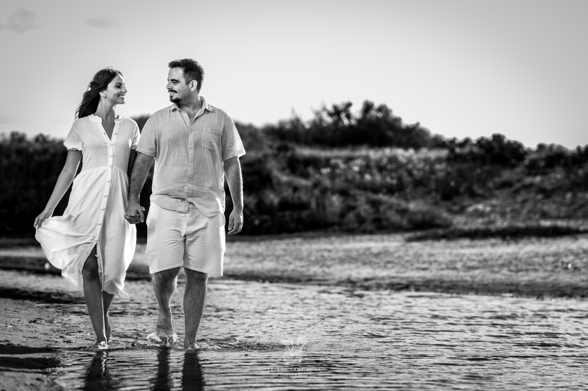 Ensaio pré wedding ambiente externo campo praia preto e branco