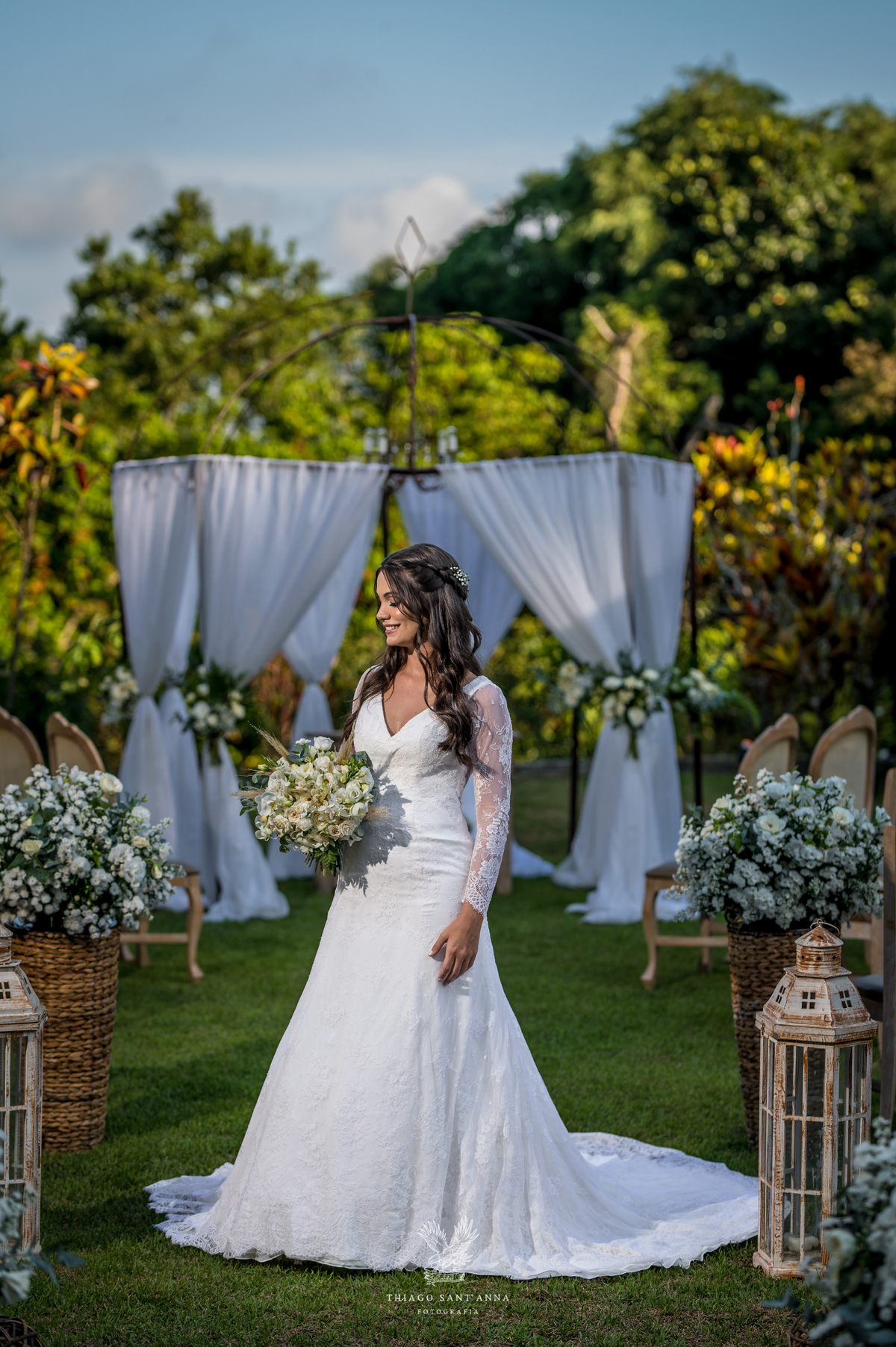 Noiva pré cerimônia perto do altar ambiente externo