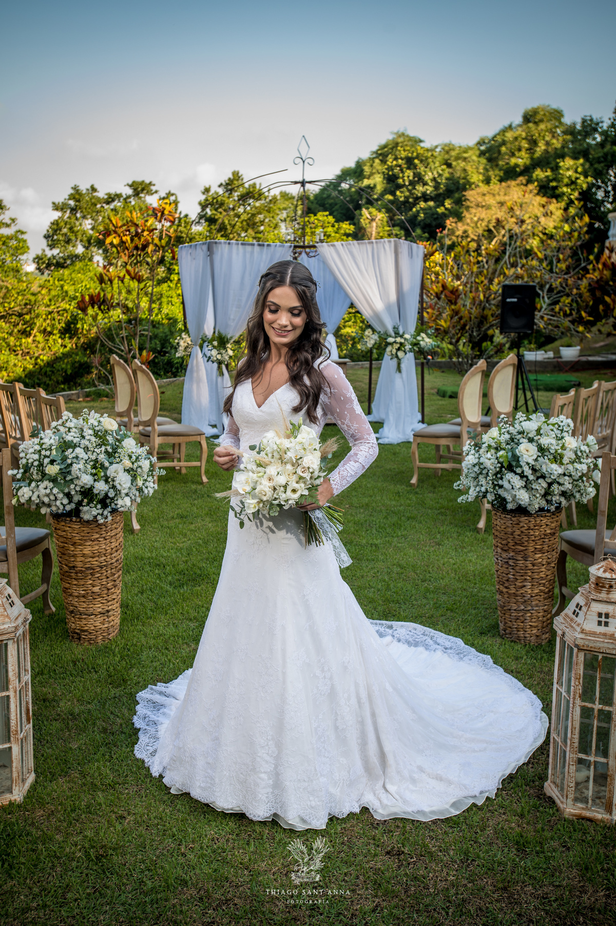 Noiva pré cerimônia perto do altar ambiente externo