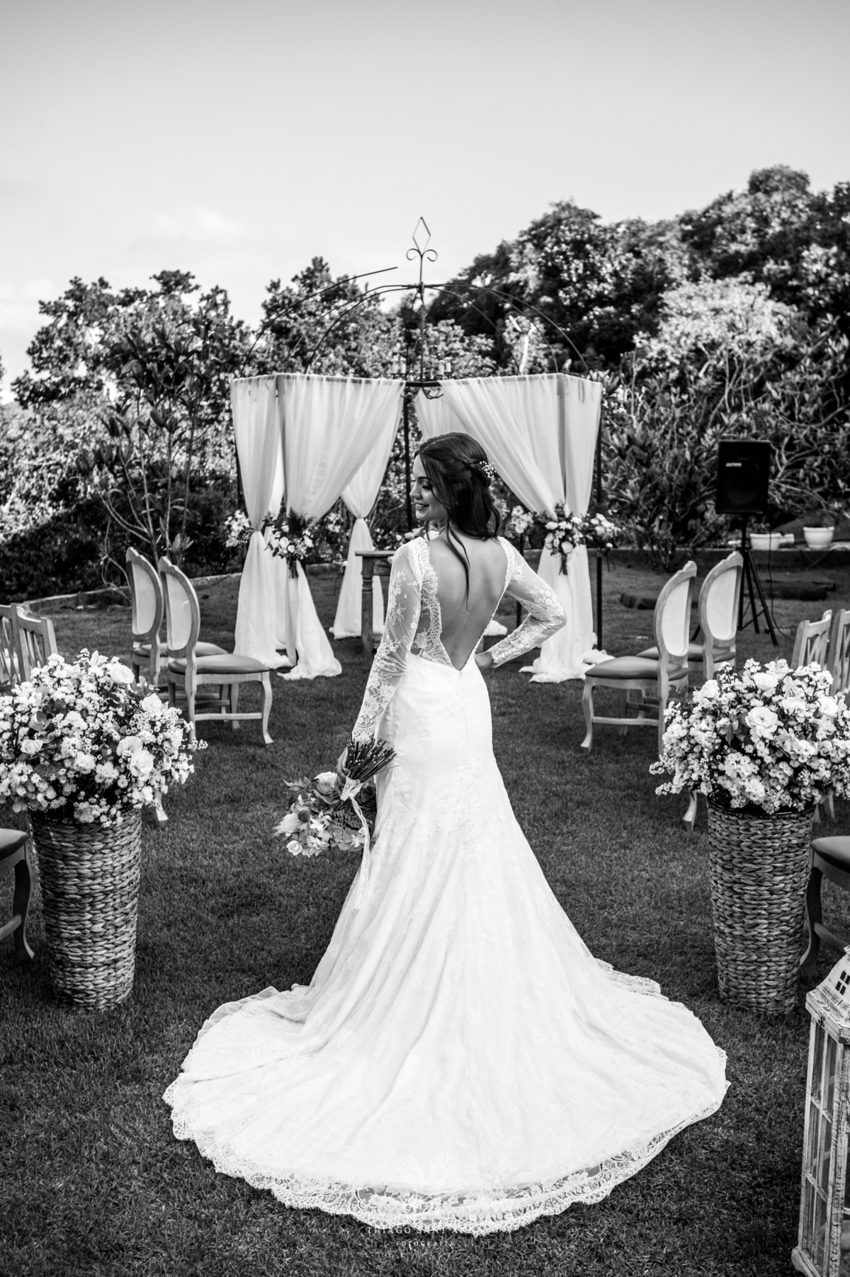 Noiva pré cerimônia perto do altar ambiente externo  preto e branco