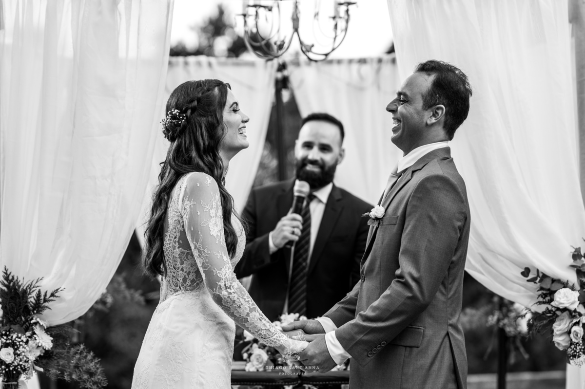 noivos no altar preto e branco