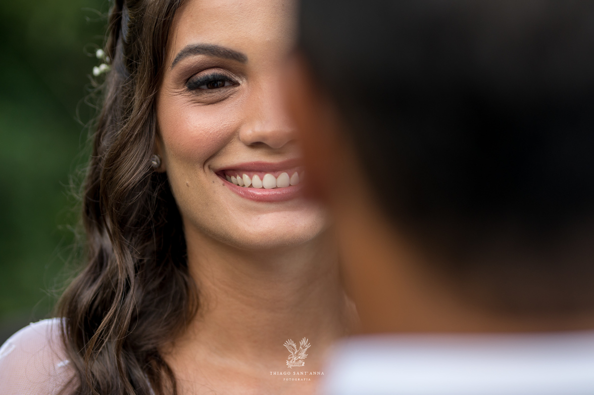 noivos no altar noiva sorri