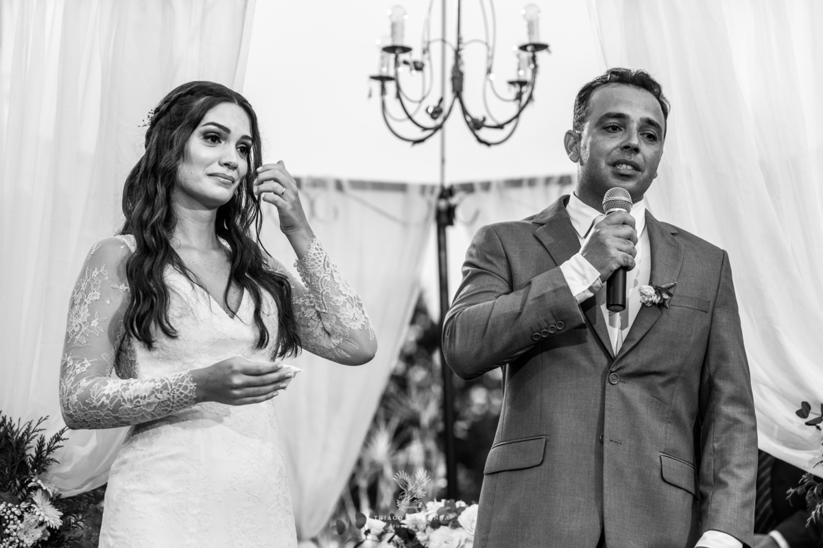 noivos no altar preto e branco