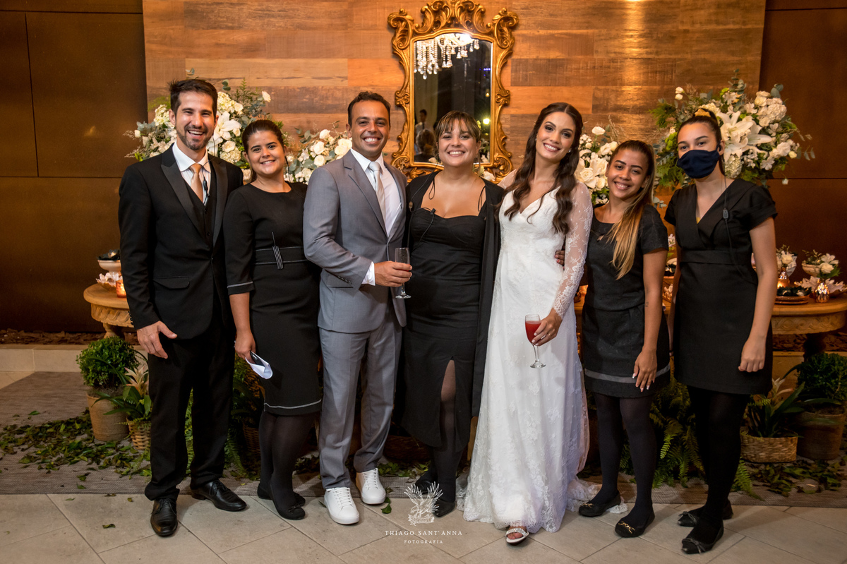 casal posa com a equipe