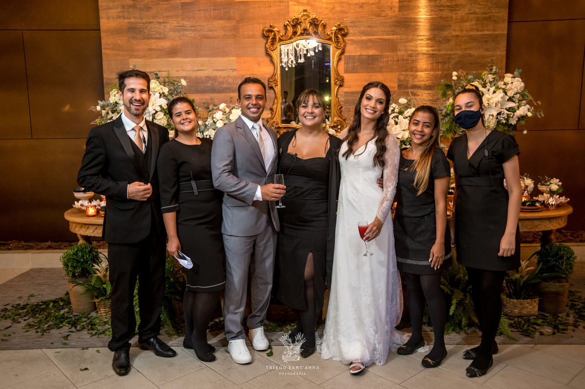 casal posa com a equipe