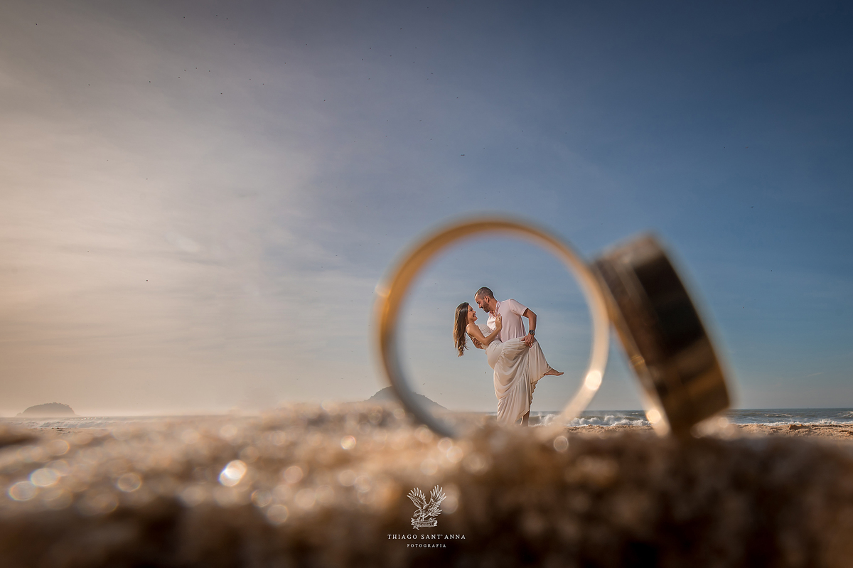 Ensaio ambiente externo paisagem praia nascer do sol alianças 