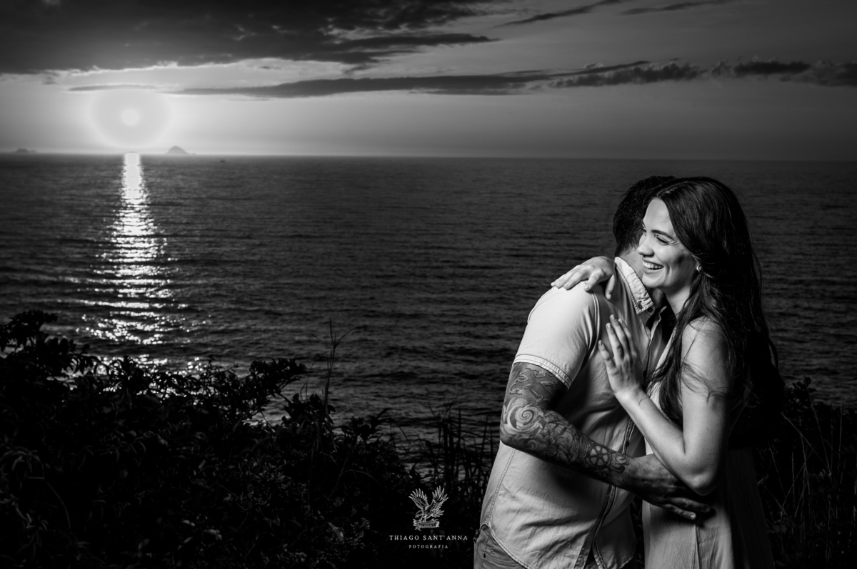 Ensaio casal ambiente externo paisagem praia preto e branco