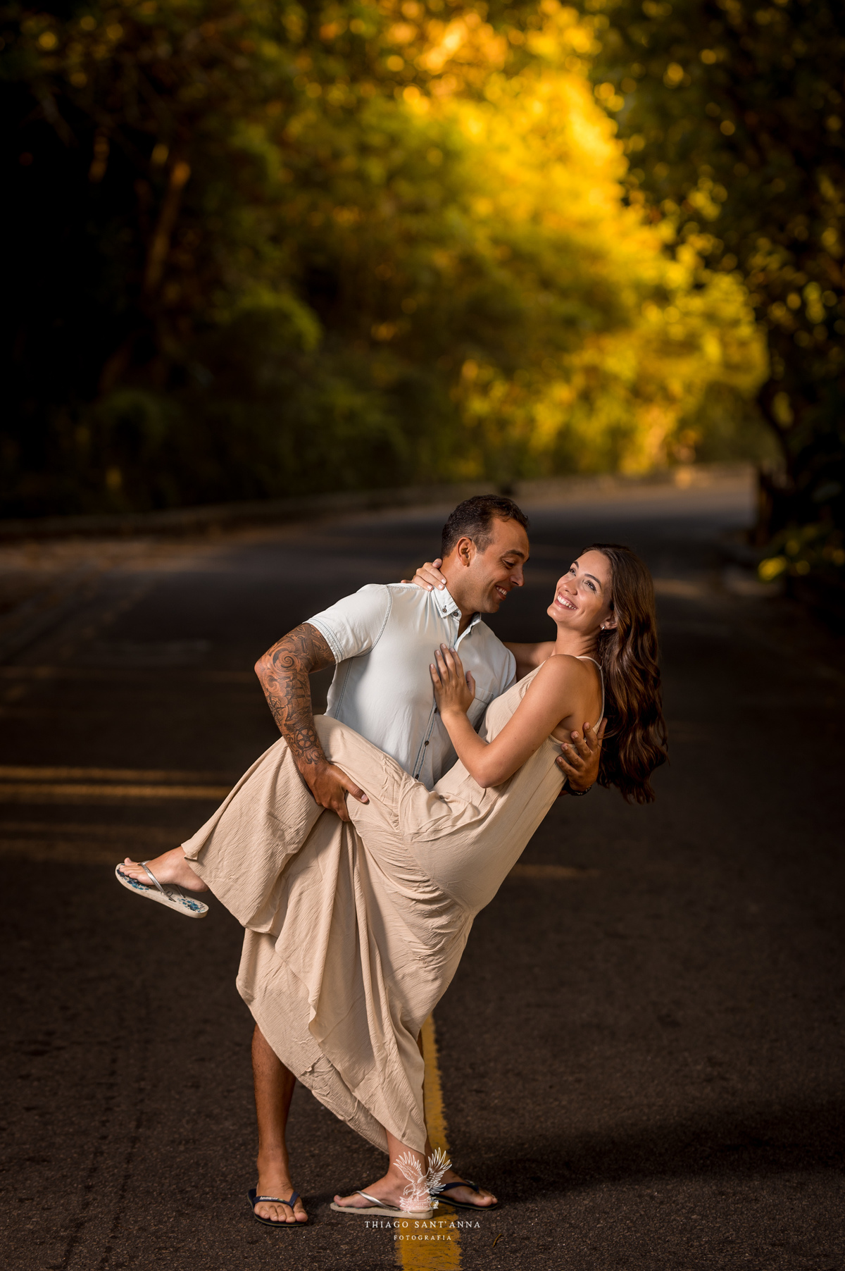 Ensaio casal ambiente externo paisagem praia nascer do sol