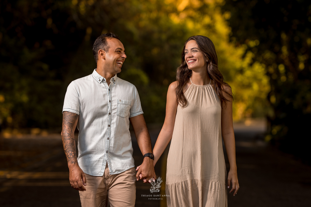 Ensaio casal ambiente externo paisagem praia nascer do sol