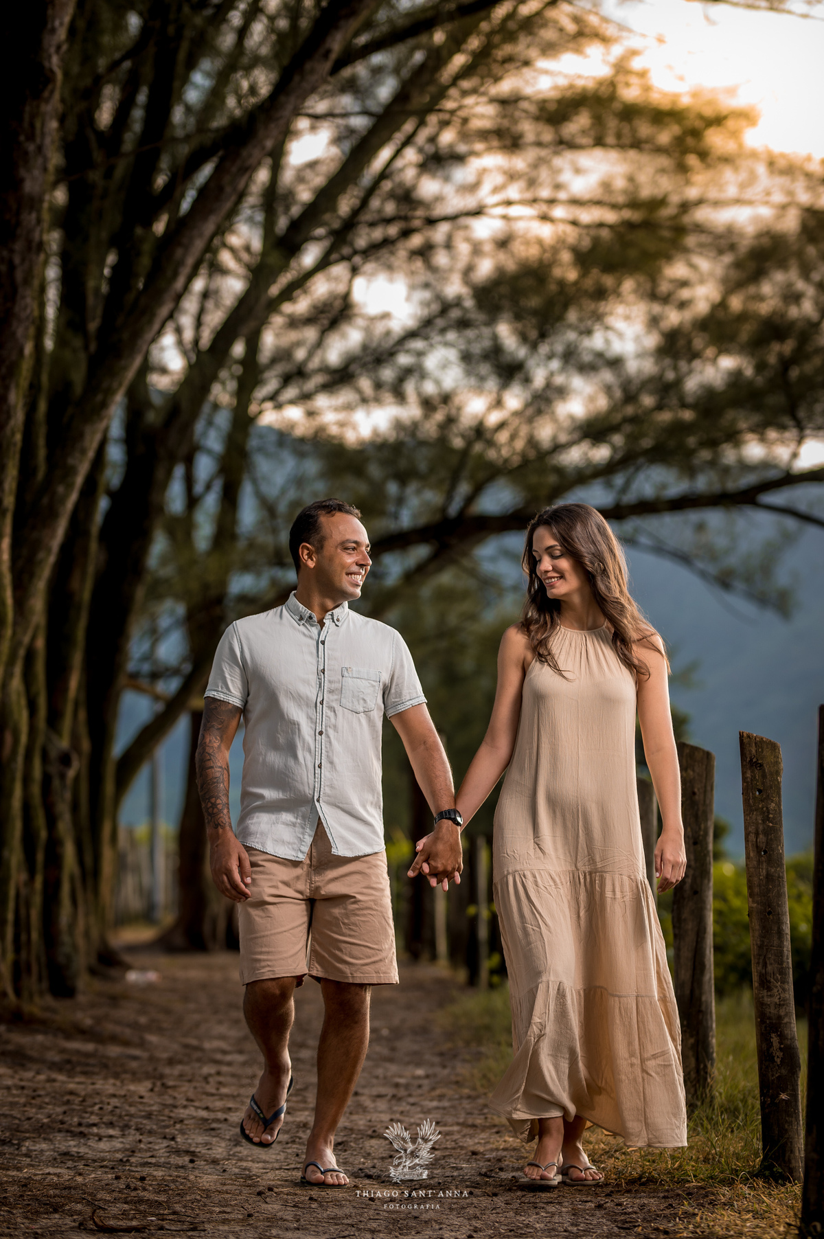 Ensaio casal ambiente externo paisagem praia nascer do sol