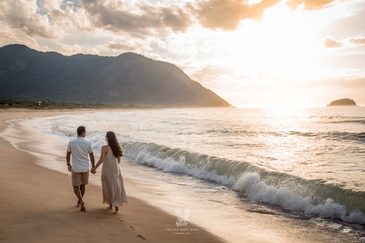 Ensaio casal ambiente externo paisagem praia nascer do sol