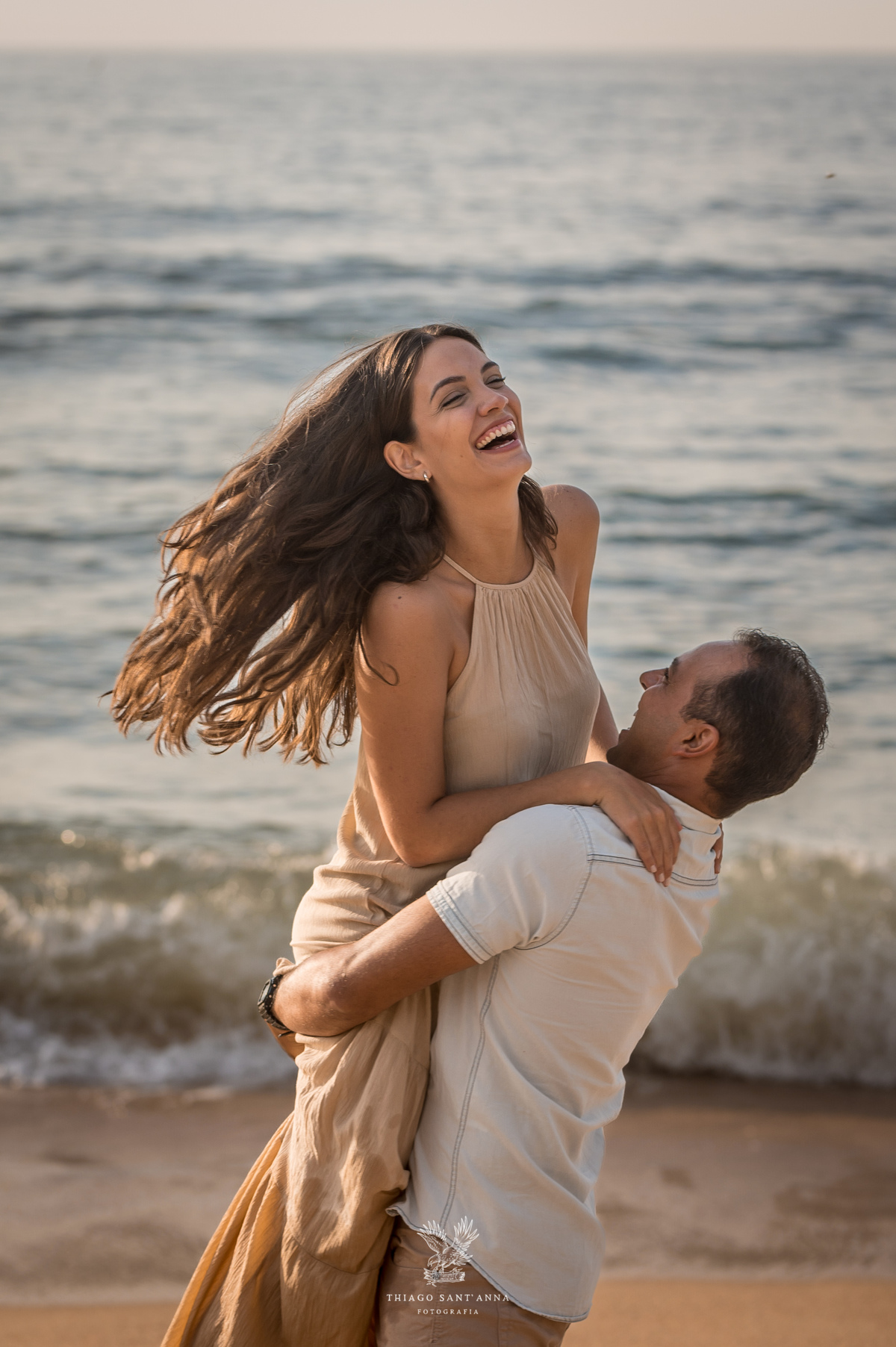 Ensaio casal ambiente externo paisagem praia nascer do sol