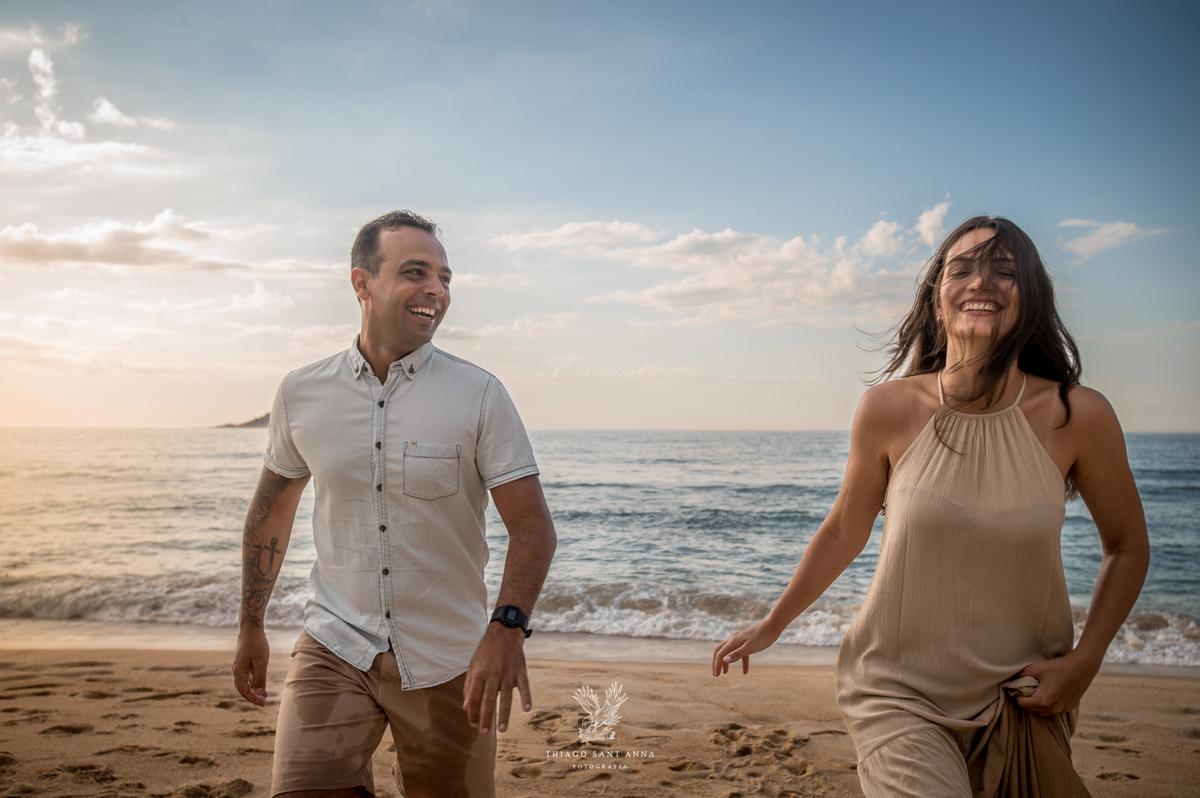 Ensaio casal ambiente externo paisagem praia nascer do sol