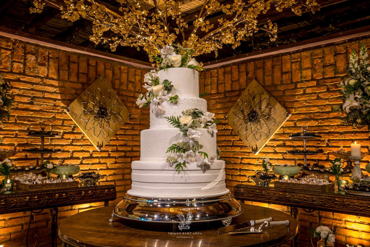 Bolo de casamento decorado flores brancas texturas feitas de açúcar