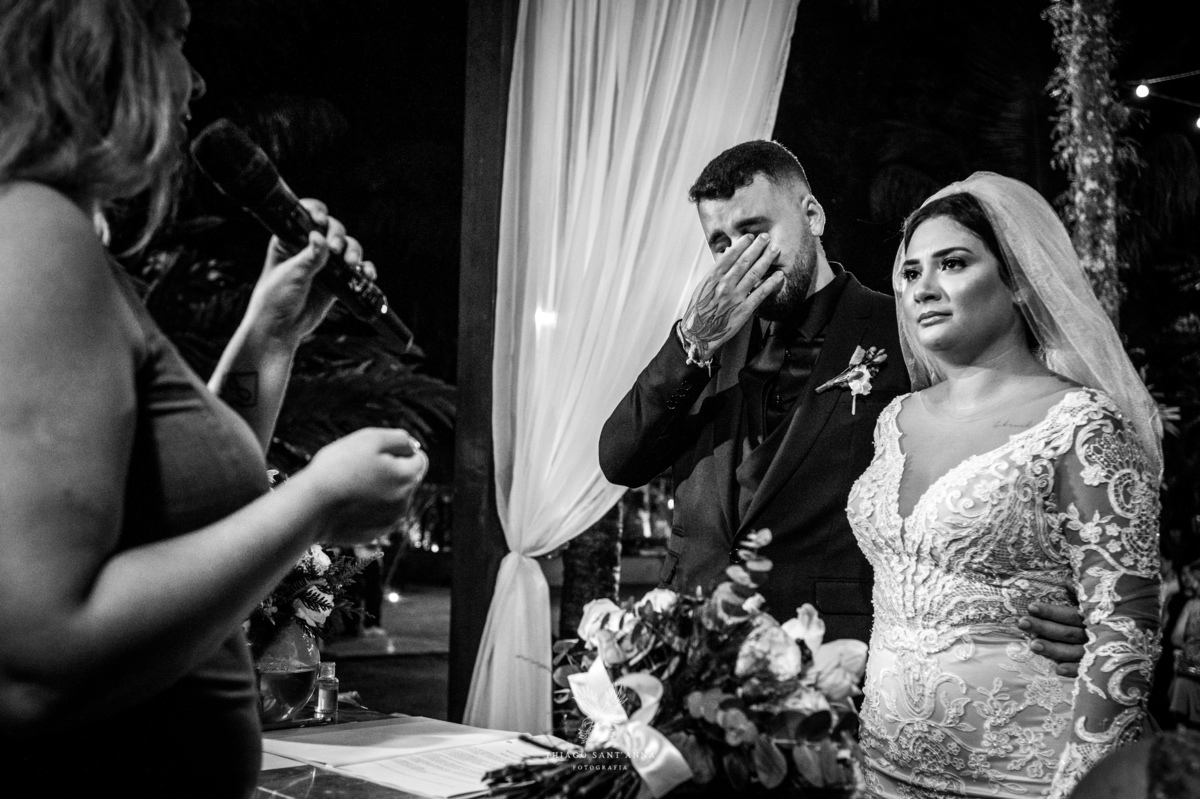 Noivos no altar preto e branco