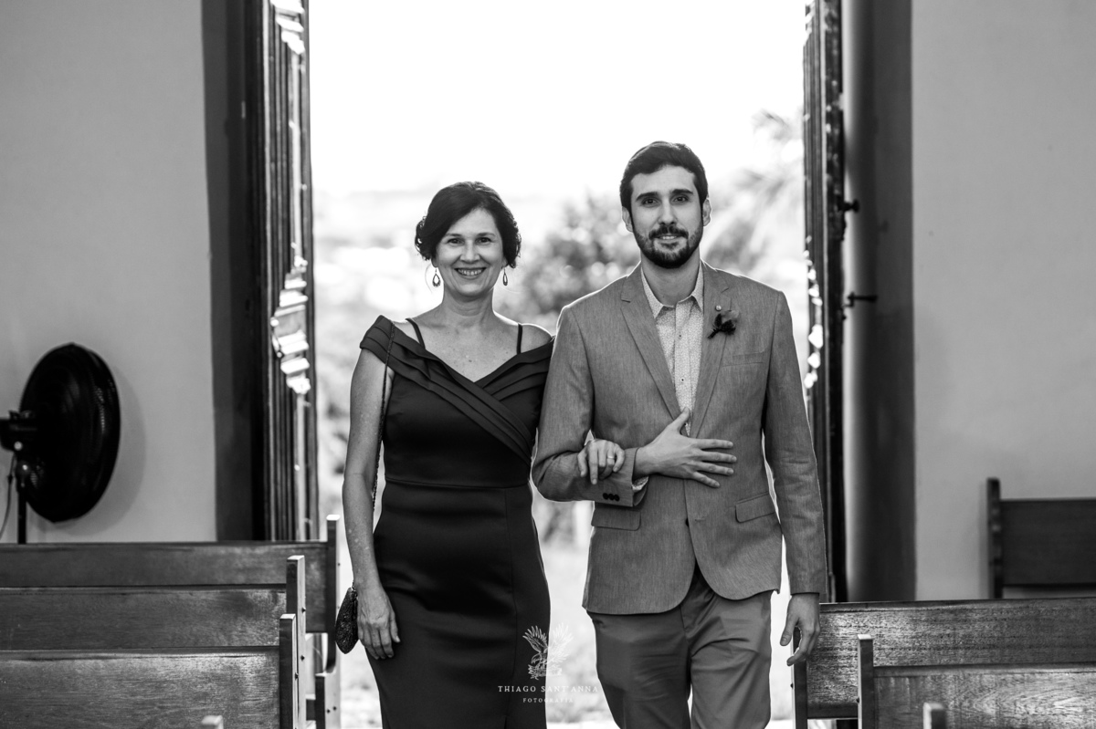 Entrada do noiva na igreja com sua mãe preto  branco