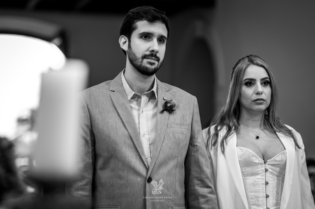 Noivos no altar preto e branco