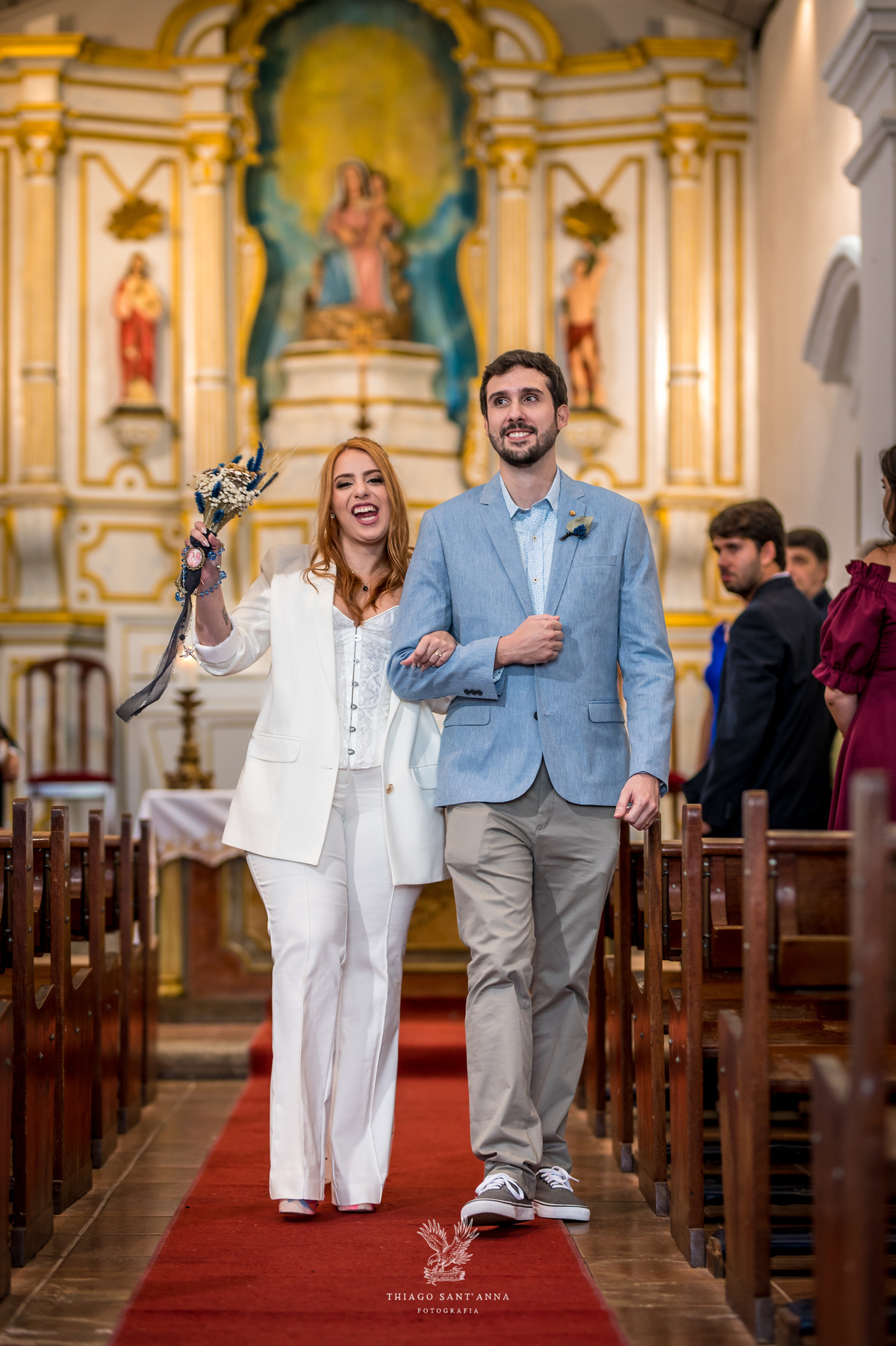 Saída dos noivos comemorando capela
