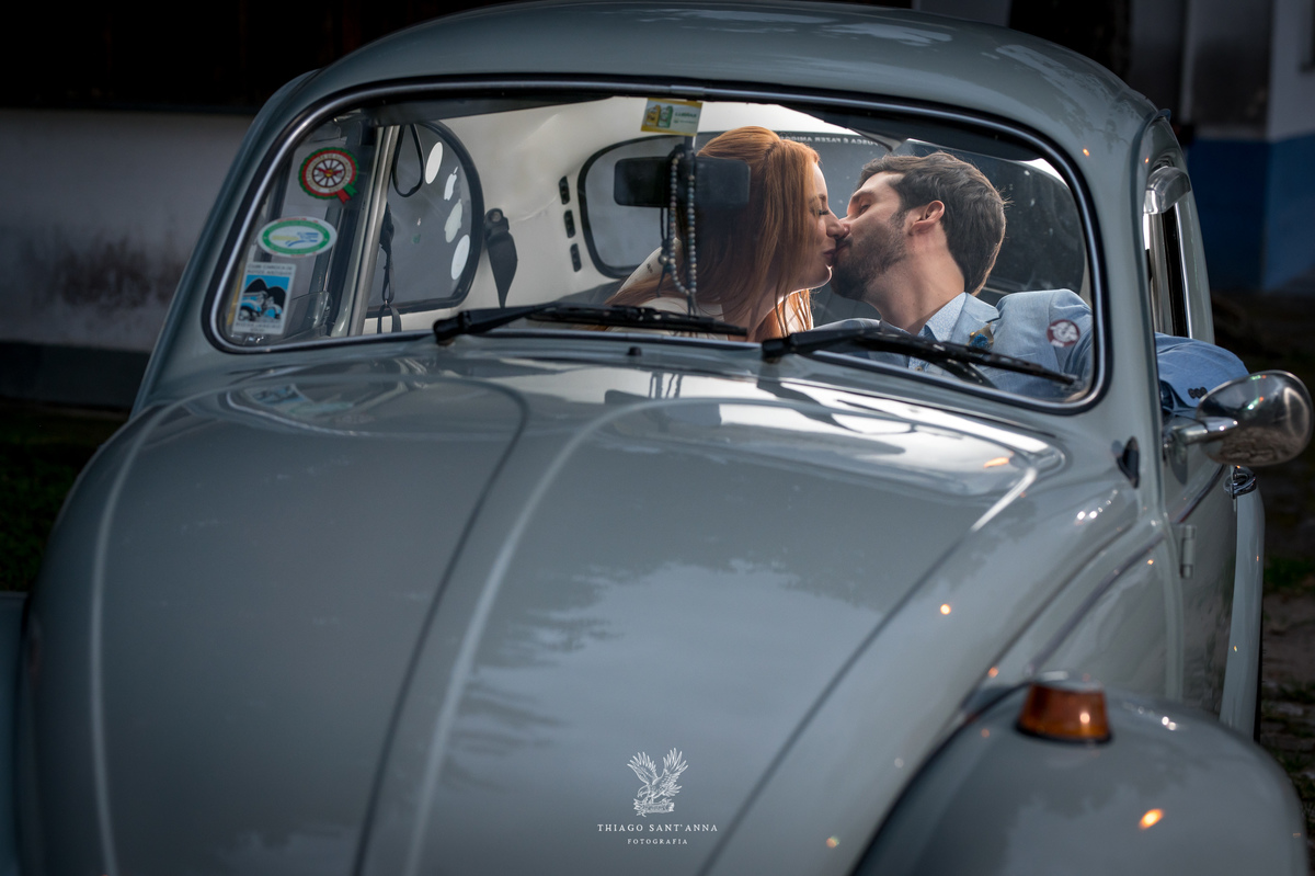 Beijo dos noivos em fusca