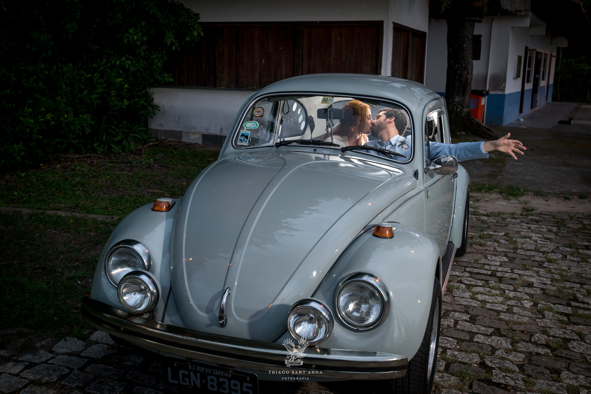 Beijo dos noivos em fusca