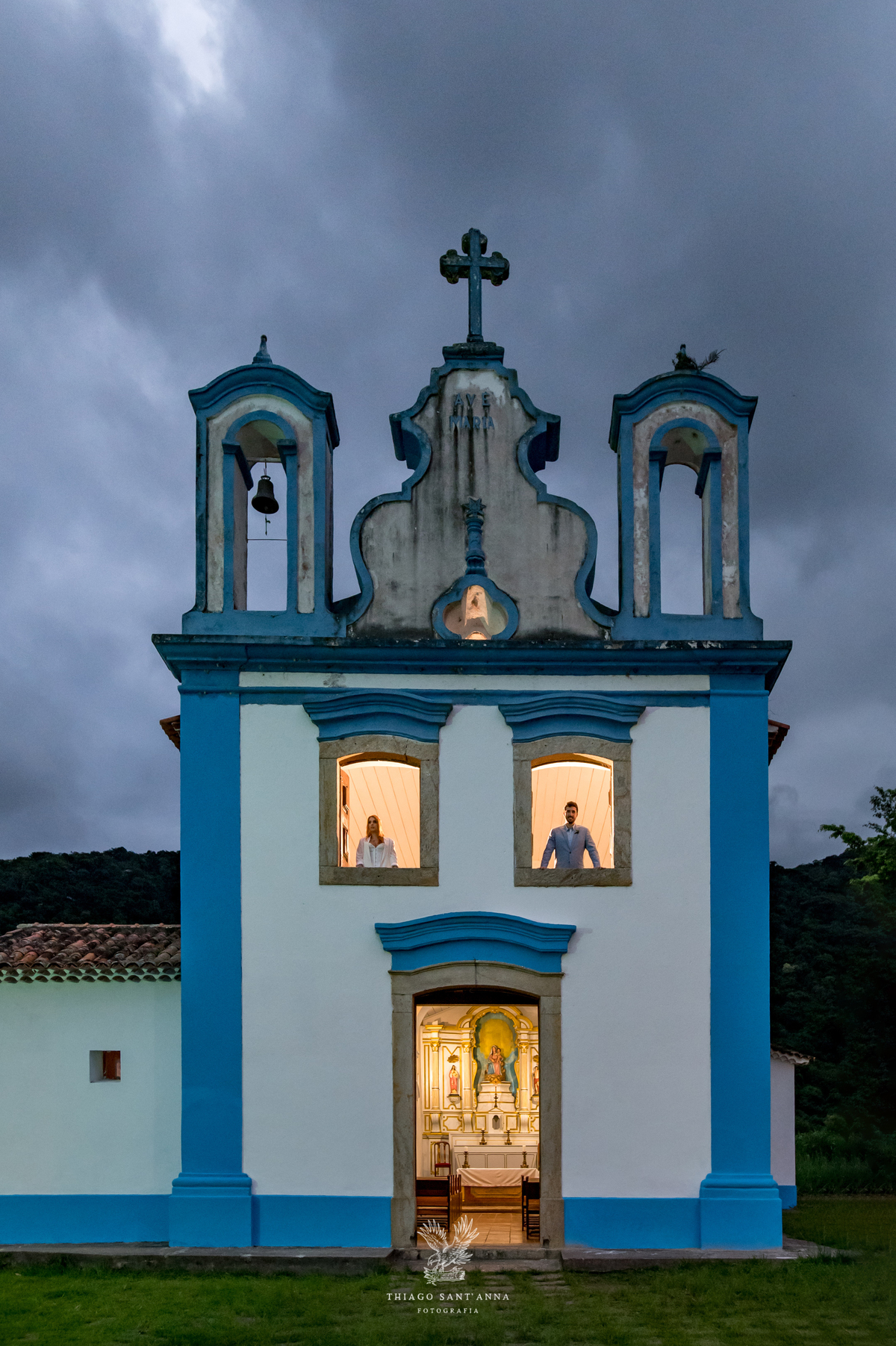 Noivos nas janelas da capela