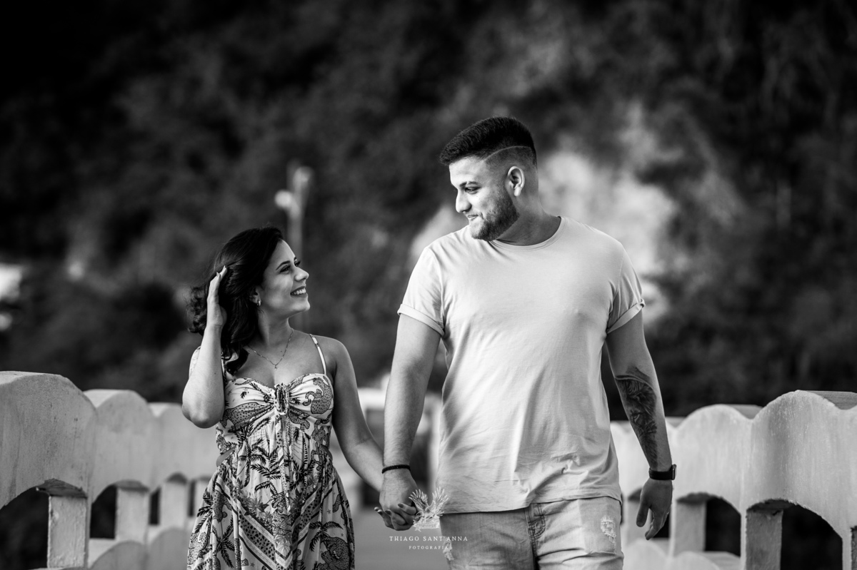 Ensaio pré wedding casal praia nascer do sol preto e branco