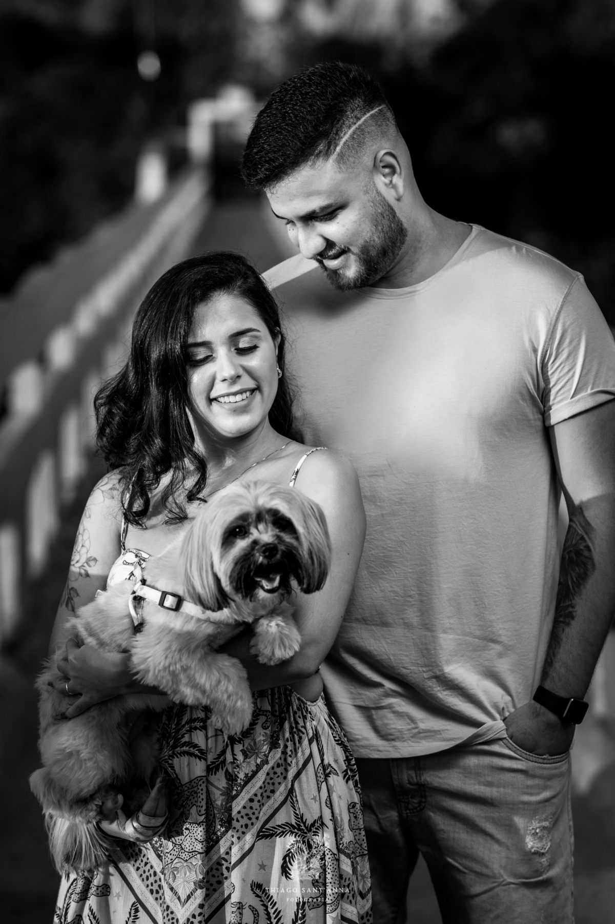 Ensaio pré wedding casal praia nascer do sol preto e branco