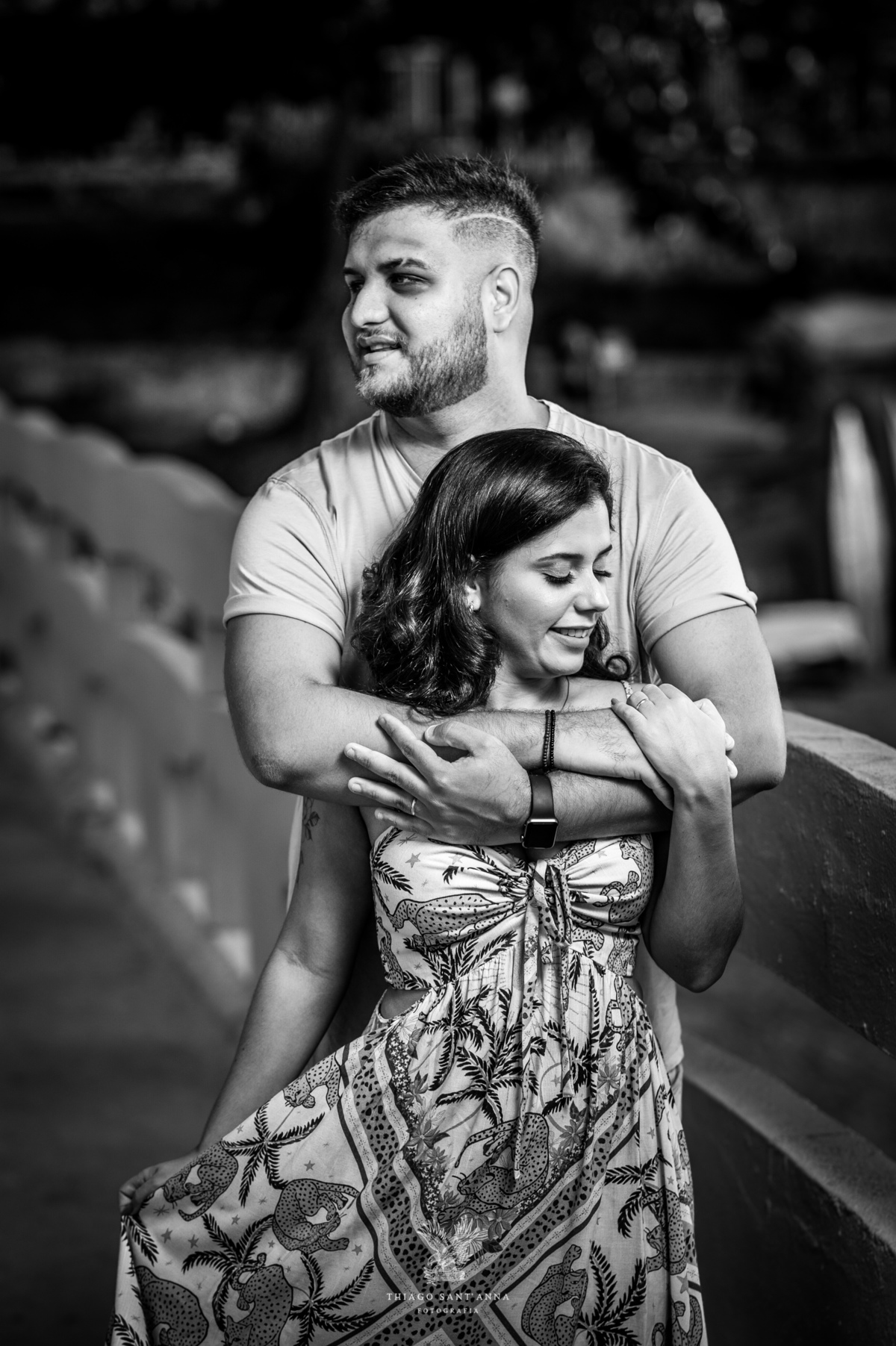 Ensaio pré wedding casal praia nascer do sol preto e branco