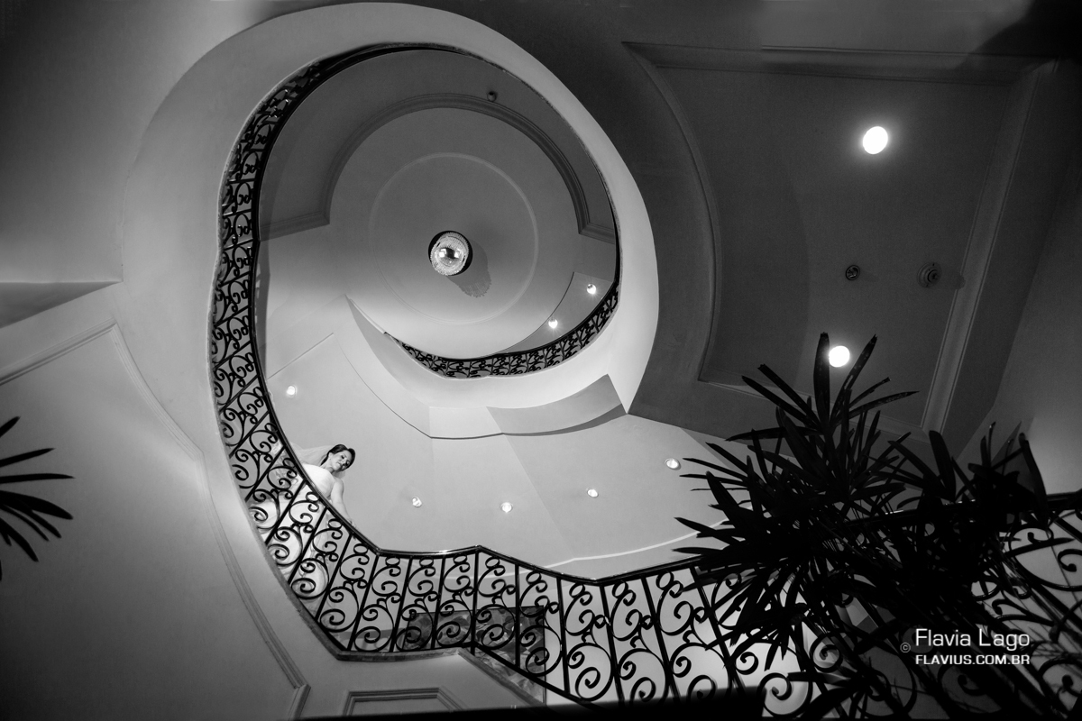 Fotografia de Casamento no Rio de Janeiro RJ Flavia Lago Flavius Making Of Noiva Vestido Varanda Praia hotel JW Marriott Escada Pose