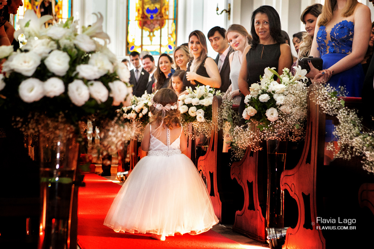 Fotografia de Casamento no Rio de Janeiro RJ Flavia Lago Flavius Cerimonia Igreja com Flores Daminha Entrando
