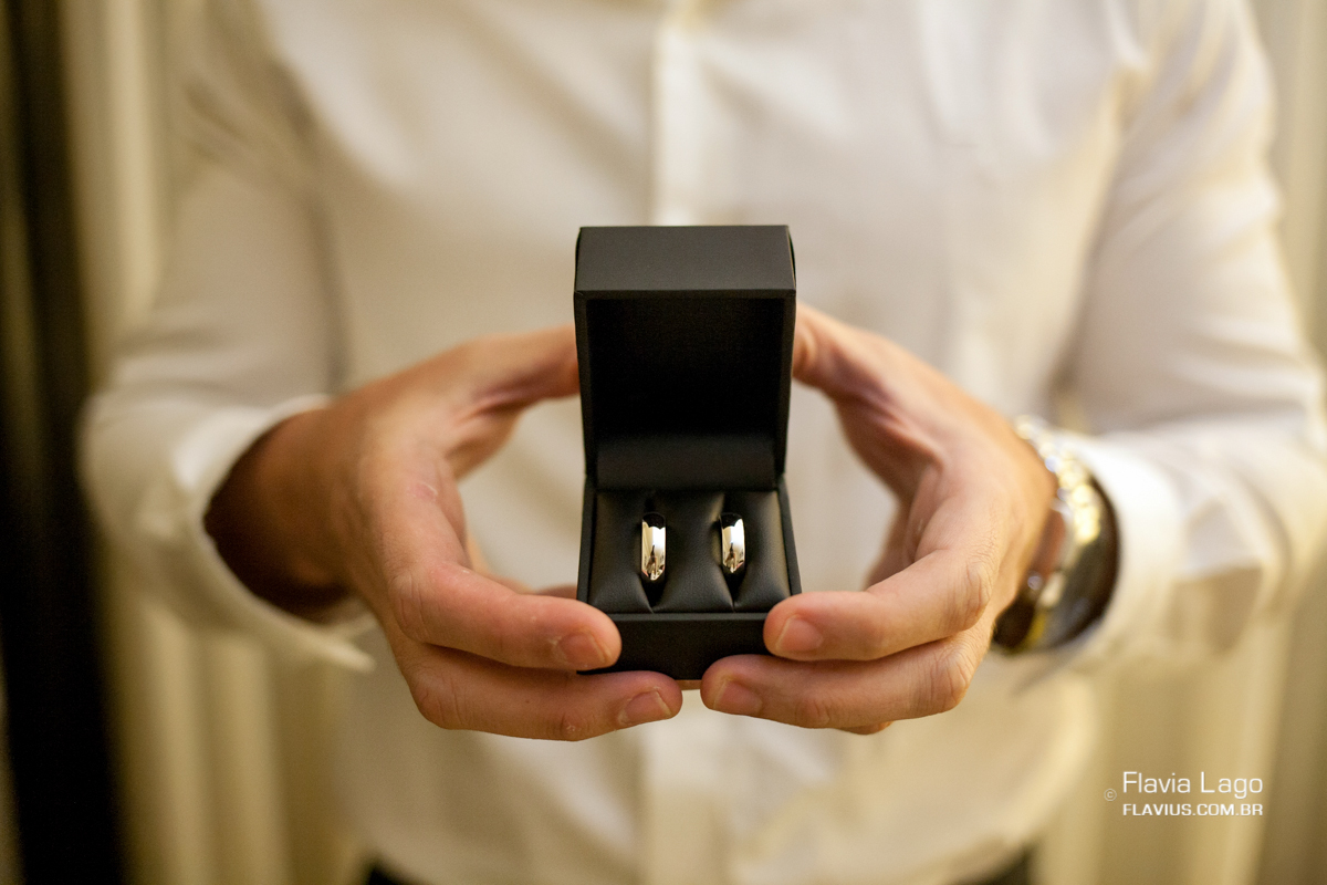 Fotografia de Casamento no Rio de Janeiro RJ Flavia Lago Flavius Making Of Noivo Terno Gravata Alianças